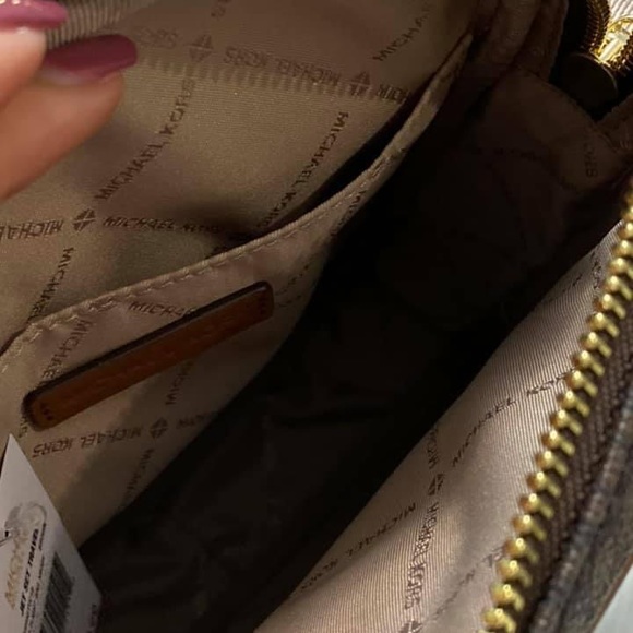 Michael Kors Jet Set Travel Medium Bag Crossbody - Picture 4 of 9